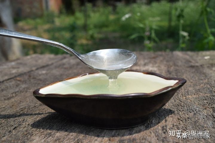 蜂蜜是开水冲还是凉水冲好(蜂蜜用开水冲好不好)