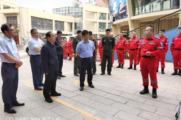 楼顶男子的惊险瞬间：命悬一线，心跳加速的救援故事