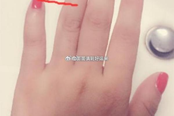 女性双手断掌的命运解析：神秘的手相与人生指南