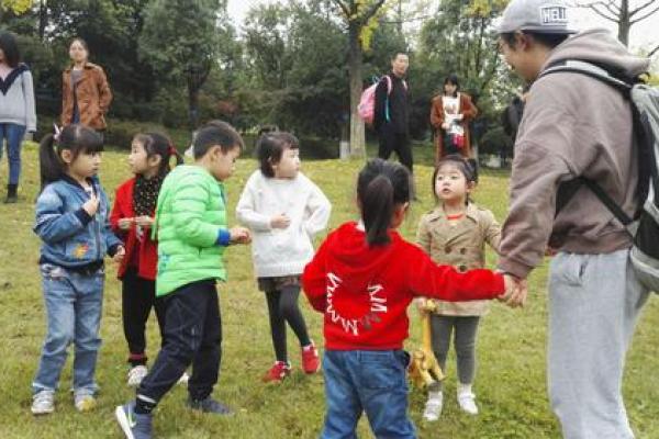 探究国外儿童命运与文化背景的差异，童子命为何在西方无从谈起